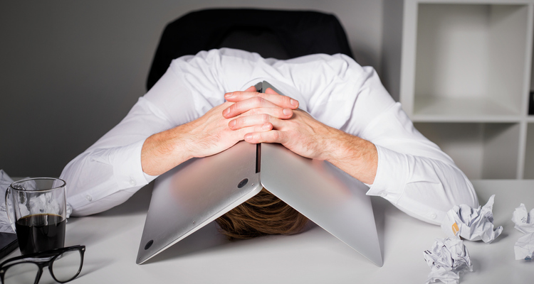 オウンドメディアのよくある間違い | 自社サイトを改善するために取り外すべき13の要素