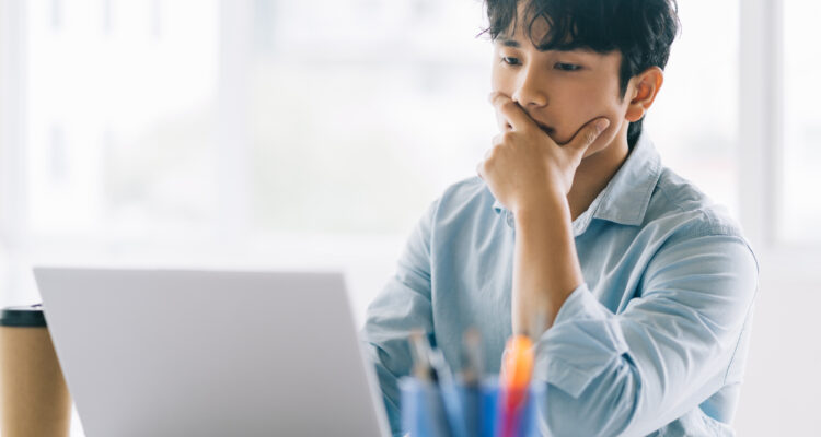 ＜行動心理学でひも解くマーケティング＞ ダメと言われると余計見たくなる！カリギュラ効果とツァイガルニク効果