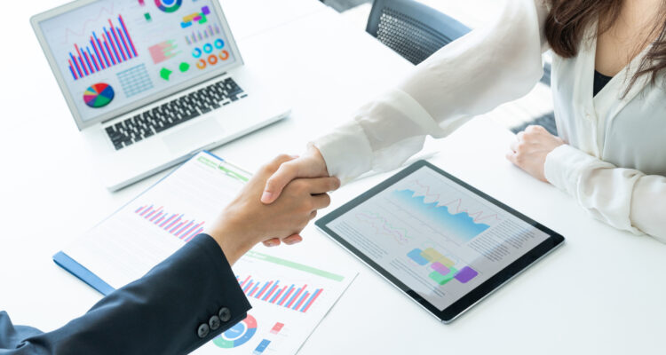 だんだんイヤだとは言いにくくなる！一貫性の原理とハロー効果